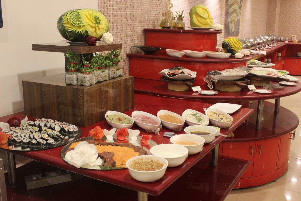 Xenious World Square Hotel Ghaziabad Luaran gambar