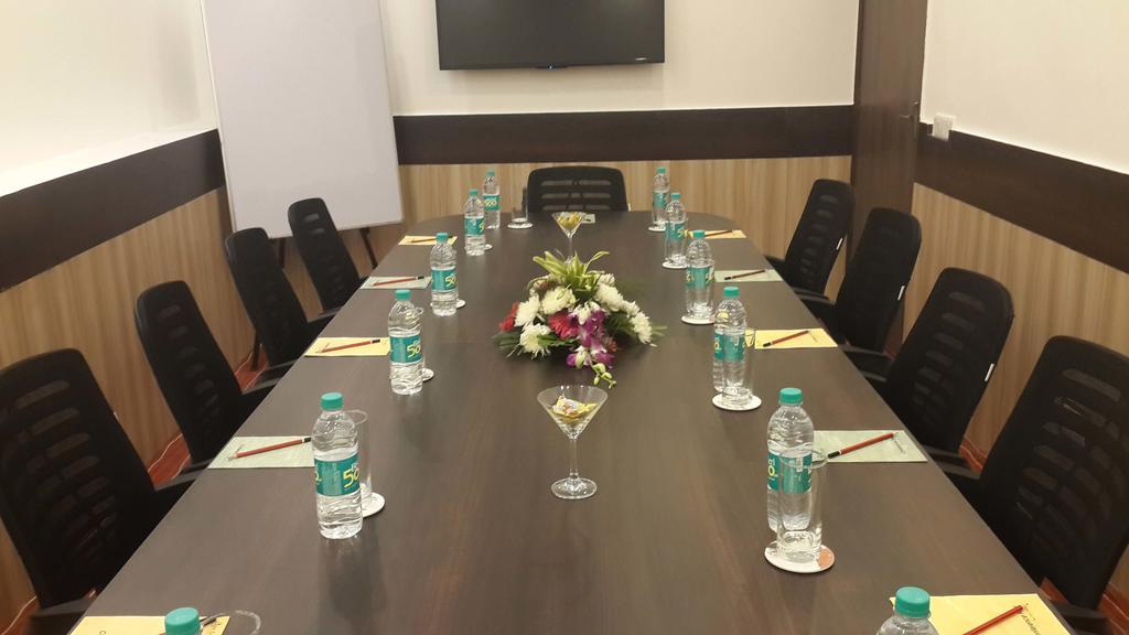 Xenious World Square Hotel Ghaziabad Luaran gambar