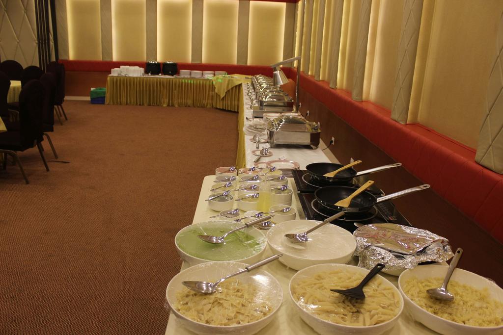 Xenious World Square Hotel Ghaziabad Luaran gambar