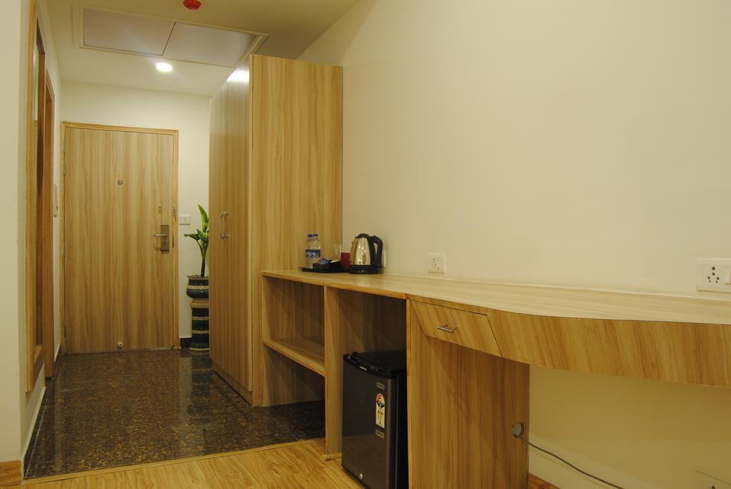 Xenious World Square Hotel Ghaziabad Luaran gambar
