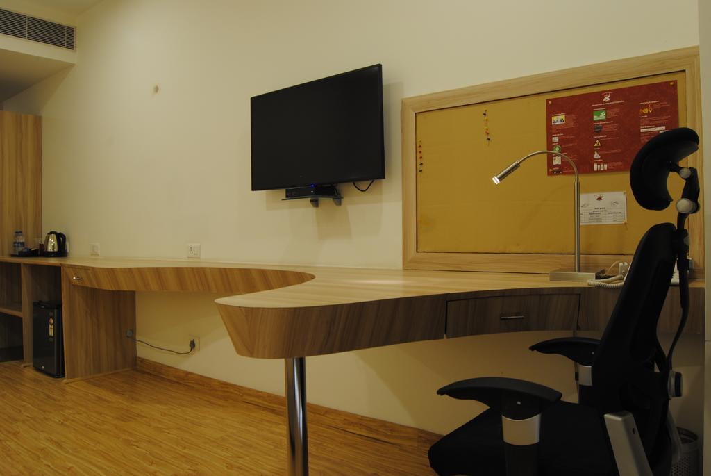 Xenious World Square Hotel Ghaziabad Luaran gambar