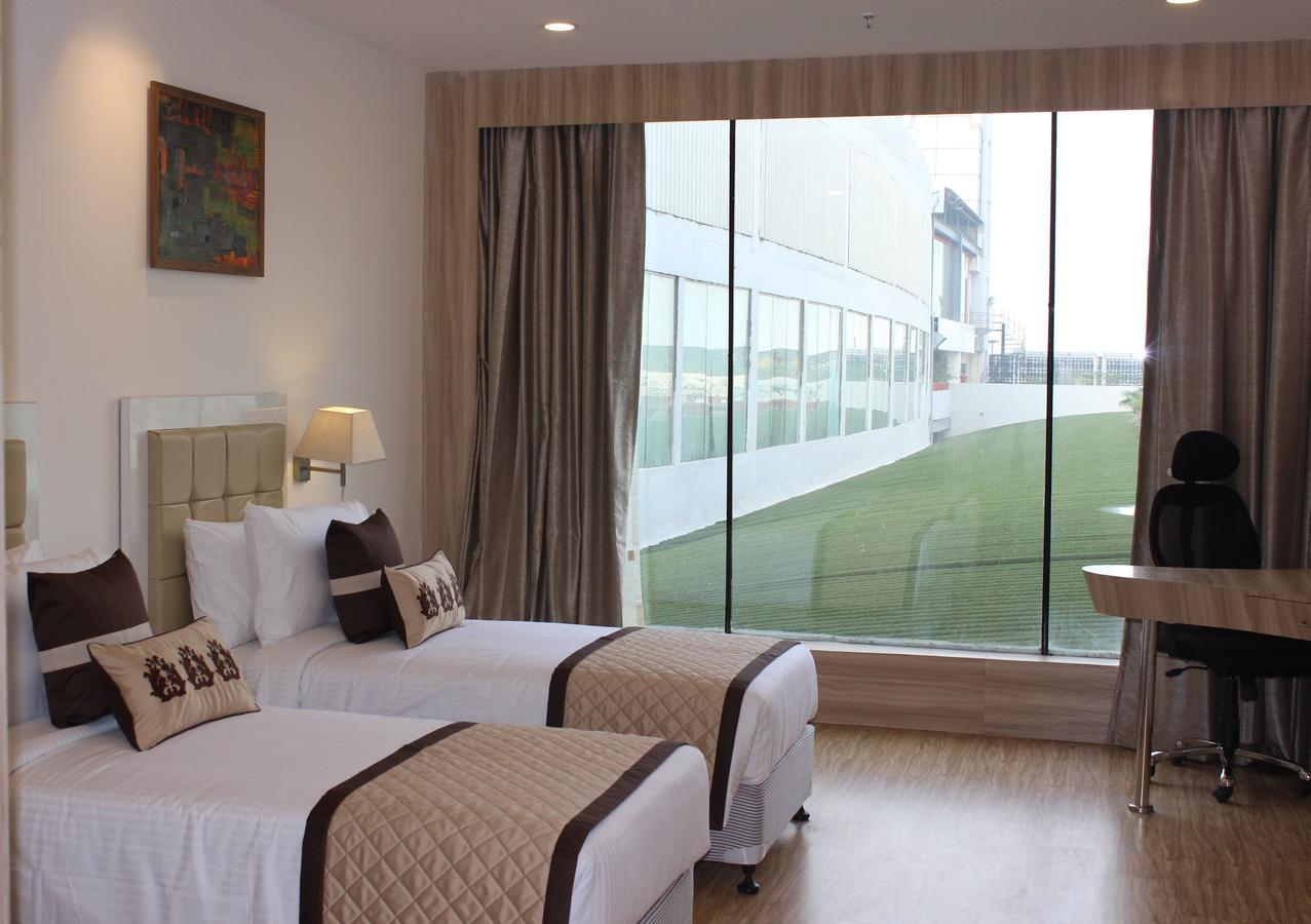 Xenious World Square Hotel Ghaziabad Luaran gambar